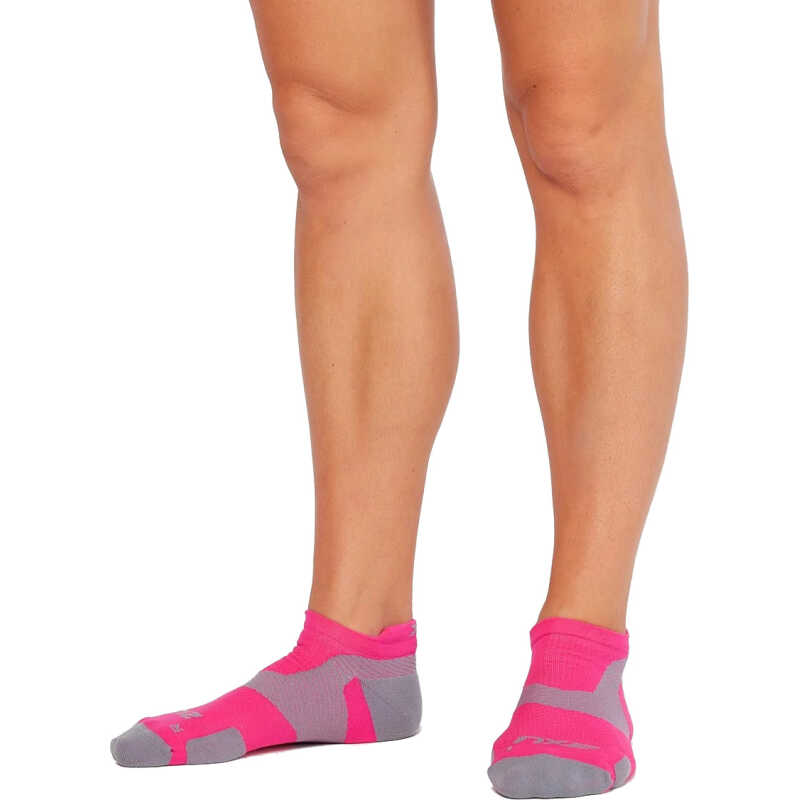 2XU Vectr Light Cushion No Show Sock Magenta/Light Grey 2XU Vectr Light Cushion No Show Sock Magenta/Light Grey